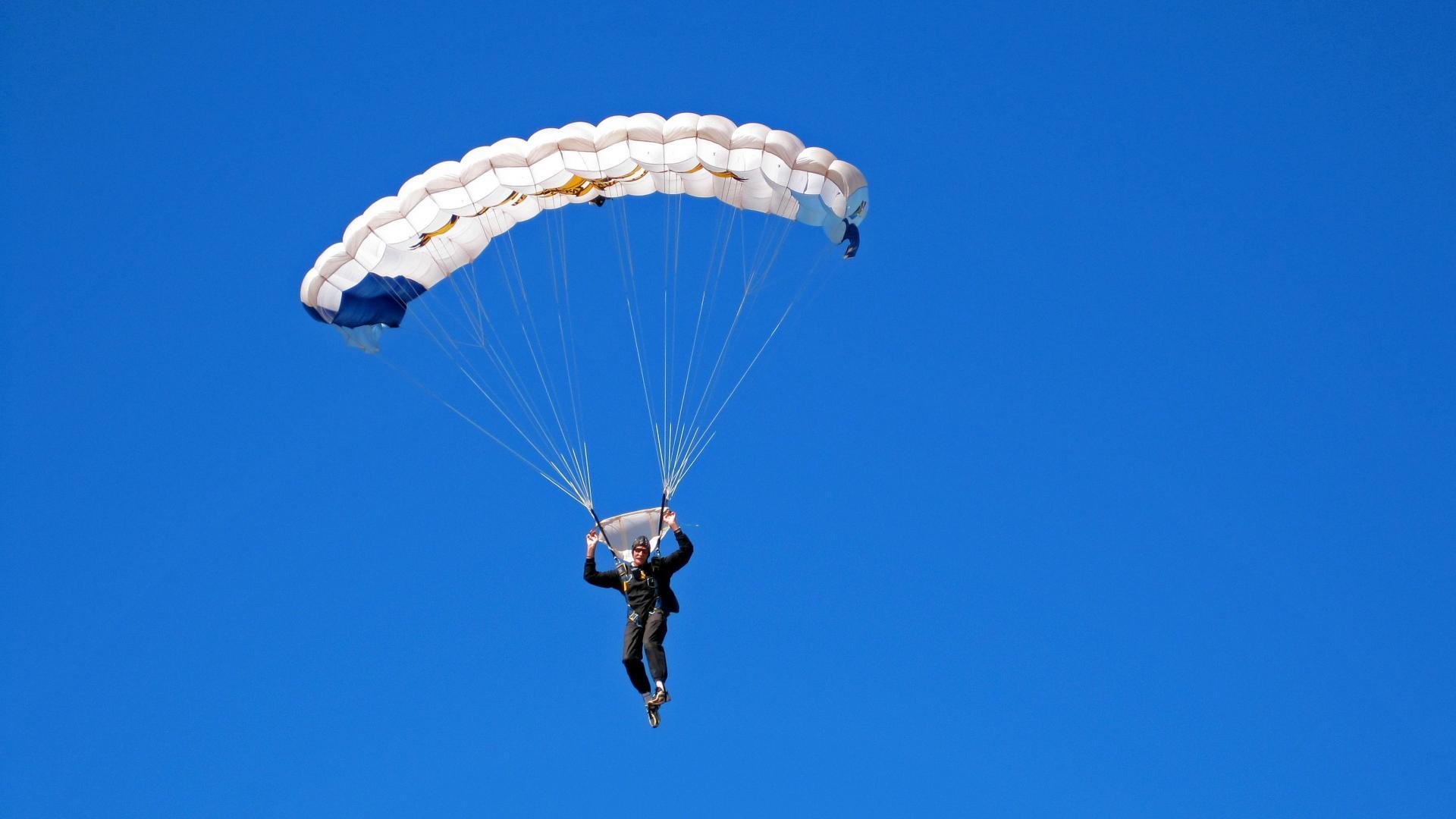 _水上摩托表演赛:速度与水花的极限角逐_,水上摩托车价格是多少